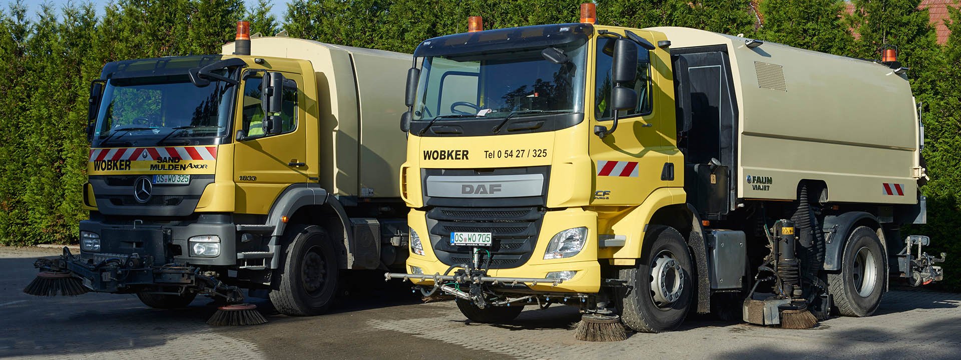 Zwei gelbe Kehrmaschinen von Wobker Baustoffe e.K. in Melle auf dem Betriebshof f&uuml;r Stra&szlig;en- und Baustellenreinigung