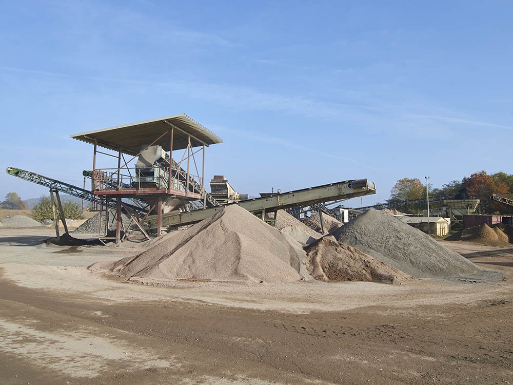 Schüttgüter und Recyclingmaterial in Melle Sand-, Kies- und Schotterhaufen auf einem Schüttgut- und Recyclingplatz mit Förderanlage im Raum Melle